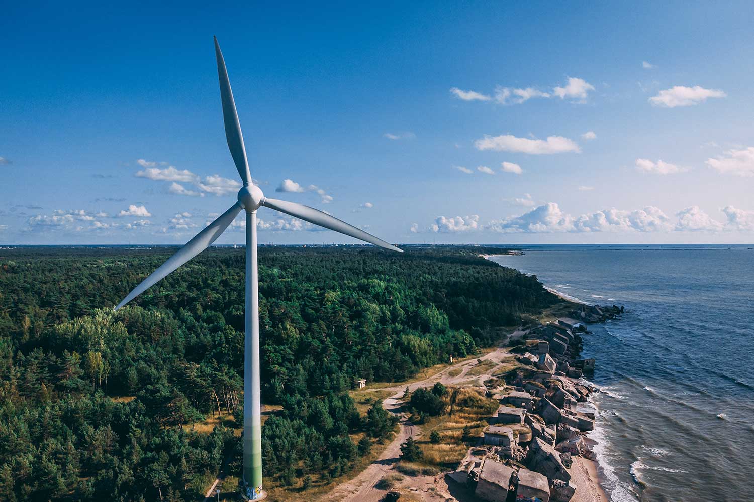 Luftaufnahme der Liepaja Nordfestungen an der Ostseeküste in Lettland. Große Windenergieanlage. | Quelle: AdobeStock by mjstudio