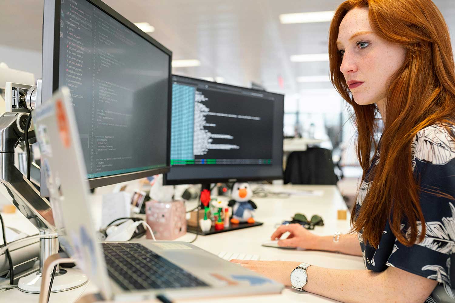 Nahaufnahme einer jungen Frau beim Programmieren. | Quelle: Pexels by ThisIsEngineering