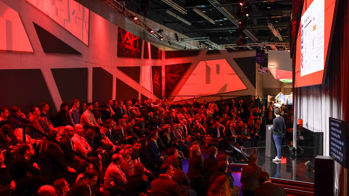 Spectators and stage at the Smart Country Convention 