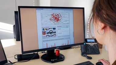 Dashboard der Smart City Dortmund auf einem Computerbildschirm, rechts im Anschnitt das Gesicht einer Frau 