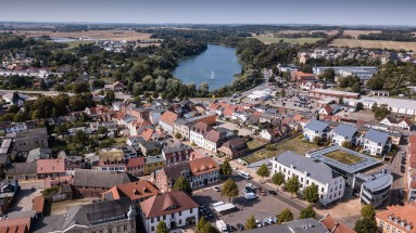 Luftbild der Stadt Grevesmühlen, zu sehen sind die Innenstadt, der Markt, das Rathaus und der Vielbecker See 