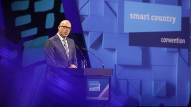 Daniel Risch, Regierungschef des Fürstentums Liechtenstein, hält eine Keynote auf der Bühne hinter einem Pult stehend.