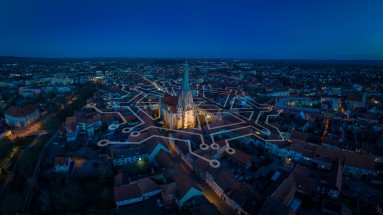 Nachtaufnahme der Stadt Mühlhausen mit einem grafischen Netz in der Mitte