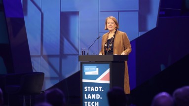 Federal Minister for Family Affairs Lisa Paus at a lectern on the SCCON stage