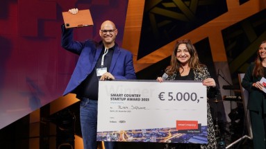 Thorsten Harig, Gewinner des Smart Country Startup Awards, auf der Plaza Stage der Smart Country Convention 2023.