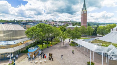 Stadtansicht von Pforzheim. Links unten ist der smarte Lernraum in Form eines Tiny Houses abgebildet.