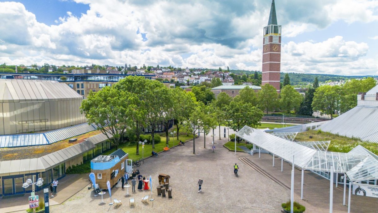 City view of Pforzheim. The smart learning space in the form of a tiny house is shown at the bottom left.