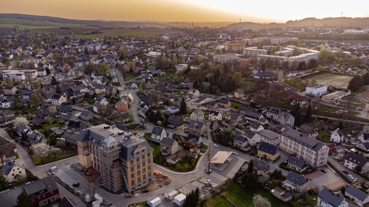 Luftaufnahme der Stadt Zwönitz mit vielen Gebäuden wie dem Gründer- und Innovationszentrum Buntspeicher im Vordergrund