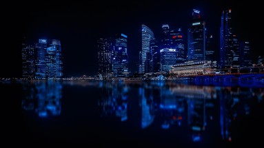 Nachtaufnahme der beleuchteten Wolkenkratzer von Singapur 