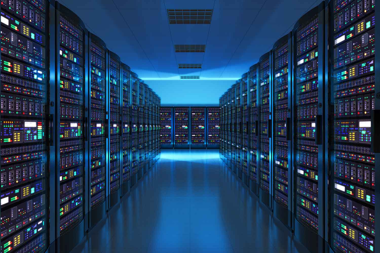 Aufnahme eines Rechenzentrums mit mehreren Reihen voll funktionsfähiger Server-Racks. 
