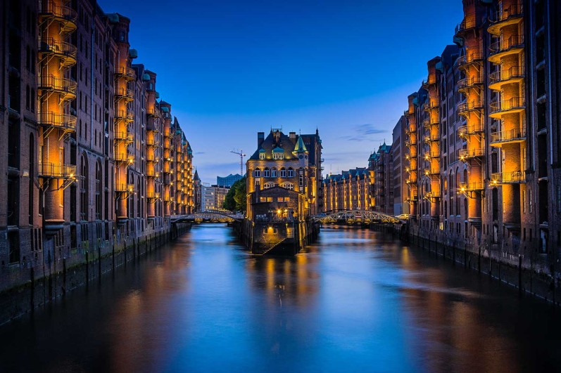 Abendpanorama in Hamburger Speicherstadt als Symbol für Smart City Modell Hamburg